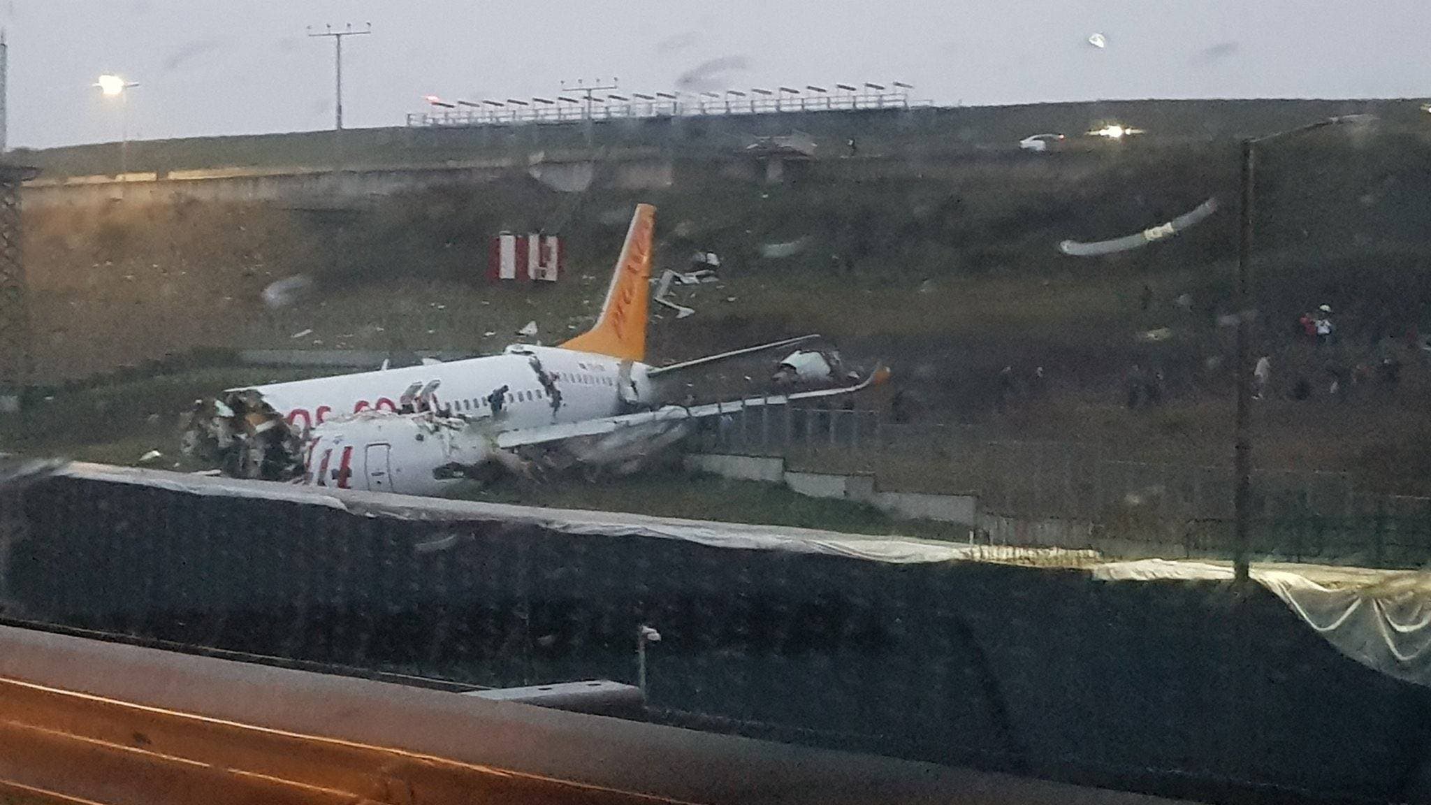 Video: Avión de pasajeros se sale de la pista de aterrizaje y se rompe en Turquía