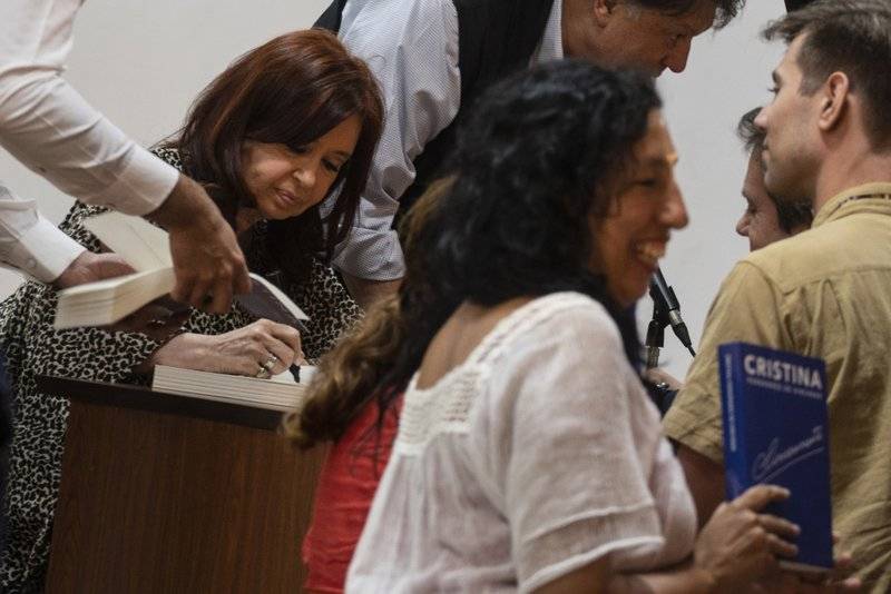 Cristina Fernández presenta libro en Cuba y critica deuda de Argentina