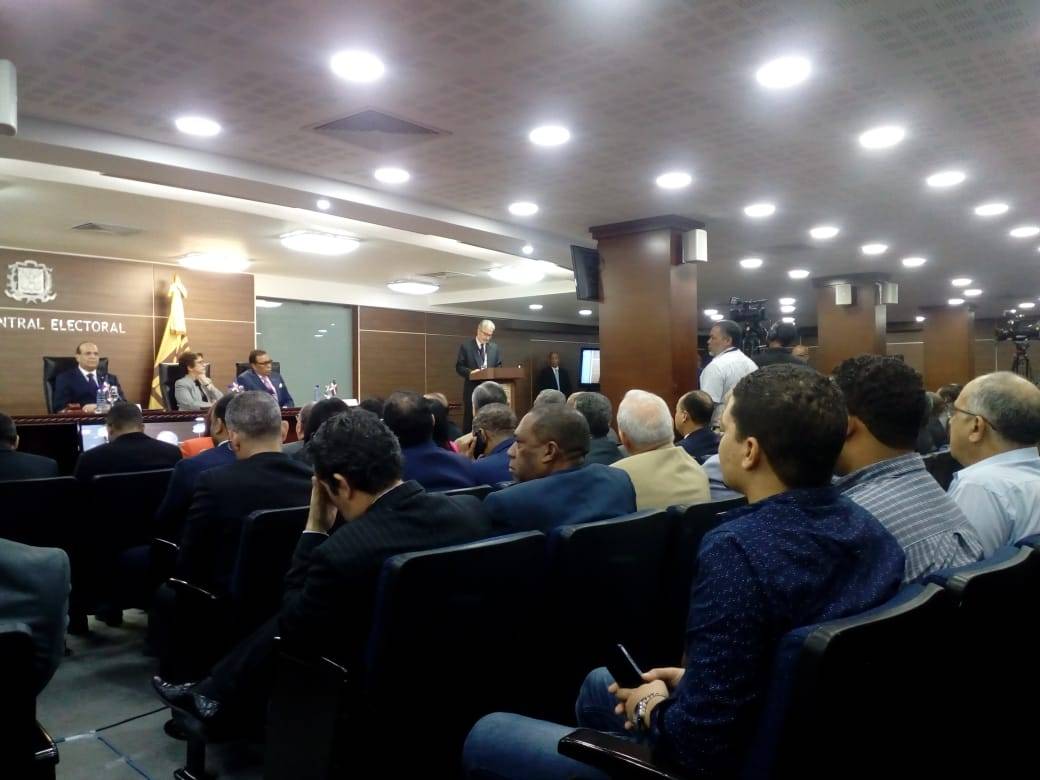 Pleno de la JCE inicia audiencia pública con delegados políticos