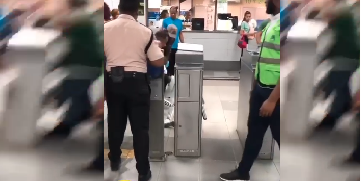 Video: Habría tratado de suicidarse joven sacado por policías de estación del Metro