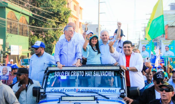 Manuel Jiménez realiza cierre de campaña con caravana y evento artístico en Santo Domingo Este