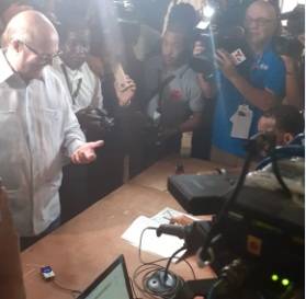 Elecciones municipales: Hipólito Mejía ejerce su derecho al voto en el Archivo General de la Nación