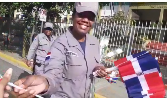 Video: Miembros de la Policía Nacional entregan banderas y rosas a manifestante de la Plaza de la Bandera