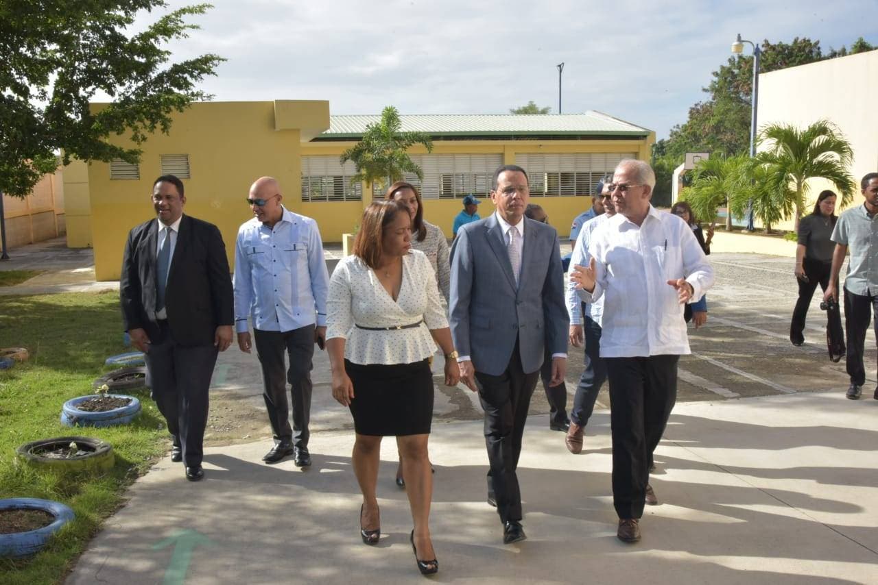 Peña Mirabal recorre centros educativos de Santo Domingo Oeste