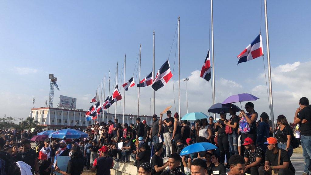 Militares retiraron banderas, pero dejaron las drizas que manifestantes usaron para colocar las propias a media asta