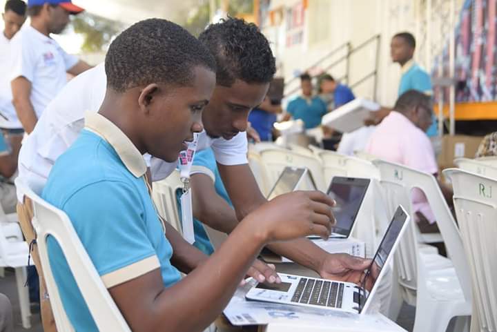 MINERD entrega 8,313 notebooks a estudiantes de secundaria y 400 laptops a docentes de Bahoruco