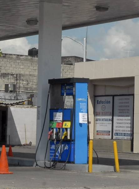 Las principales estaciones de gasolina se fueron a un paro por  horas en reclamos del alsa de los combustibles,en la bombas de gasolina paradas estan Isla,esso y shell,en la foto san martin/