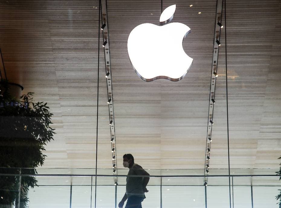 Bangkok (Thailand), 16/03/2020.- A man wearing a protective face mask walks past a closed Apple store in Bangkok, Thailand, 16 March 2020. Apple Inc. retail stores outside Greater China will remain closed until 27 March 2020, to slow the spread of the coronavirus SARS-CoV-2 which causes the Covid-19 disease, to their employees and customers. (Tailandia) EFE/EPA/DIEGO AZUBEL