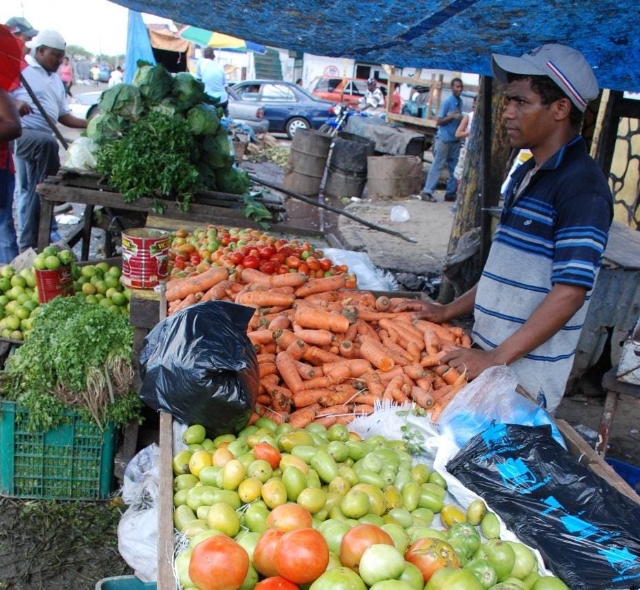 Recorrido en el Mercado Nuevo de la Avenida Duarte de Santo Domingo.   En foto una detallista de ventas de tomates, zanahorias, apios,  donde sus precios se han disparados por el paso de la tormenta tropical Noel por Republica Dominicana.    Santo Domingo.  Hoy/6-11-07.      Juan Faña.