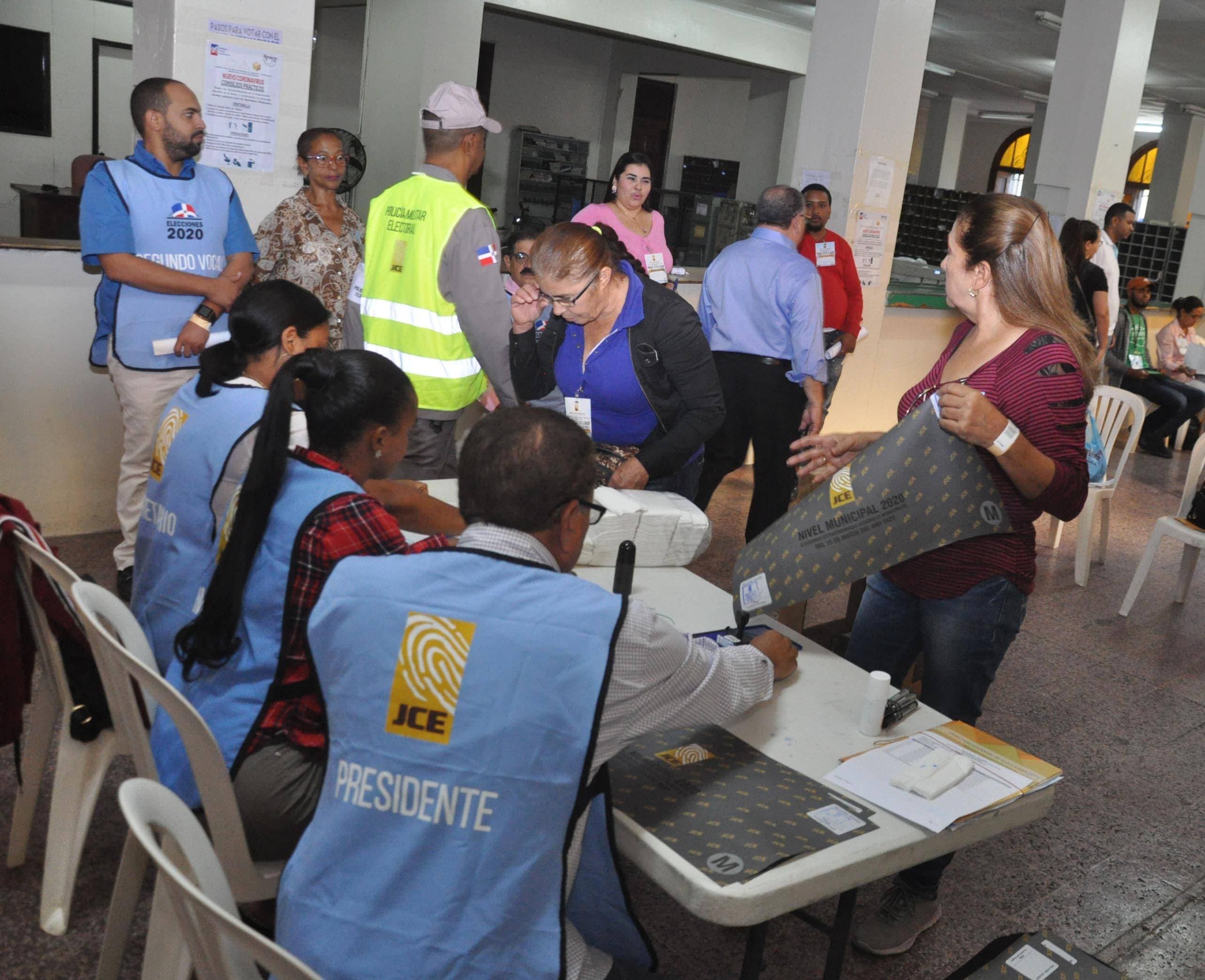 Con retraso y poca gente inició el proceso electoral en Santiago