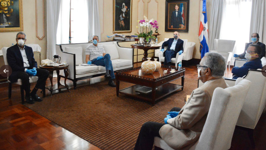 Con mascarillas y a cierta distancia, Danilo Medina encabeza reunión para tratar impacto coronavirus