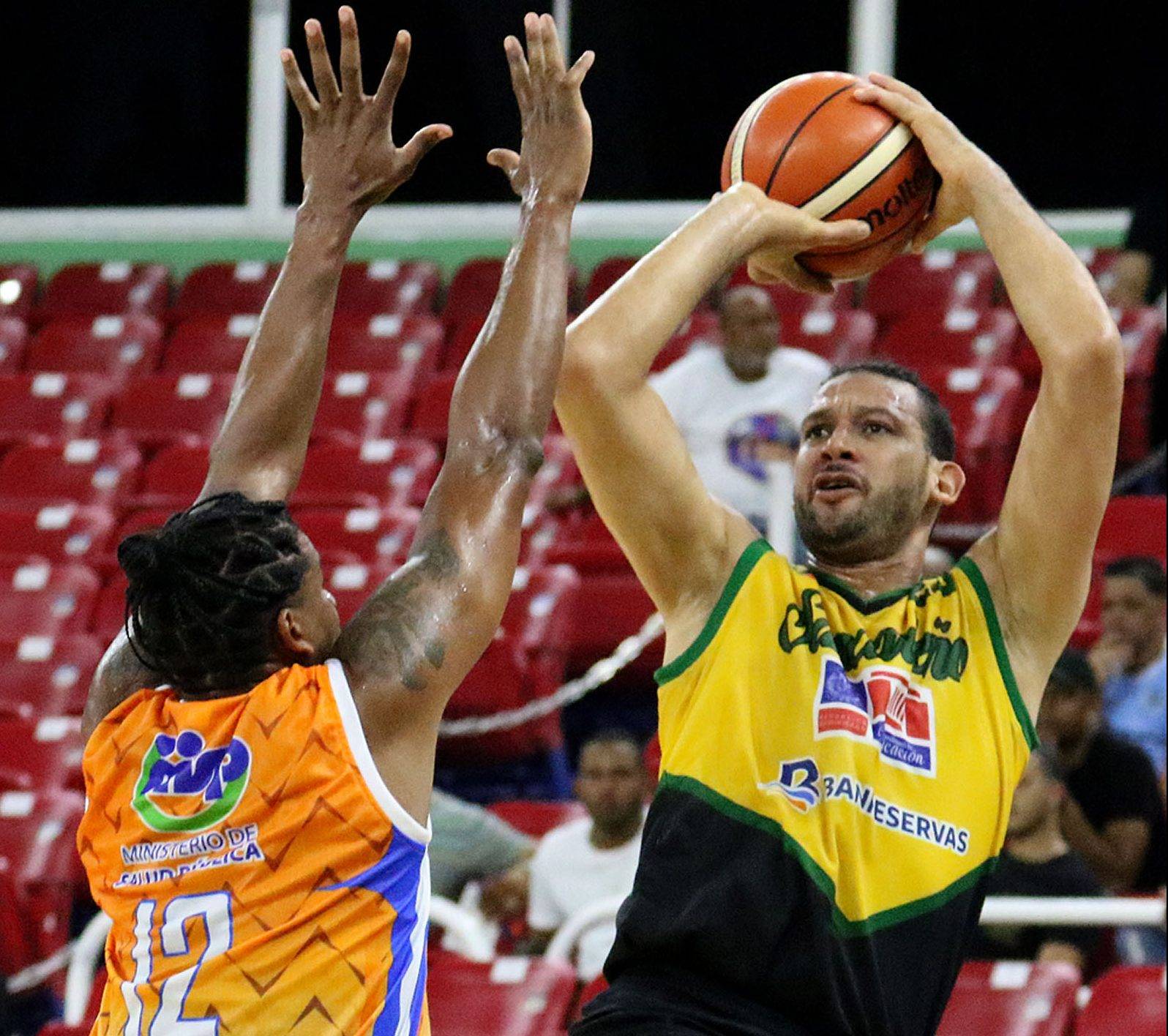 Manuel Guzmán y Antonio Davis encabezan liderato de puntos en Basket DN
