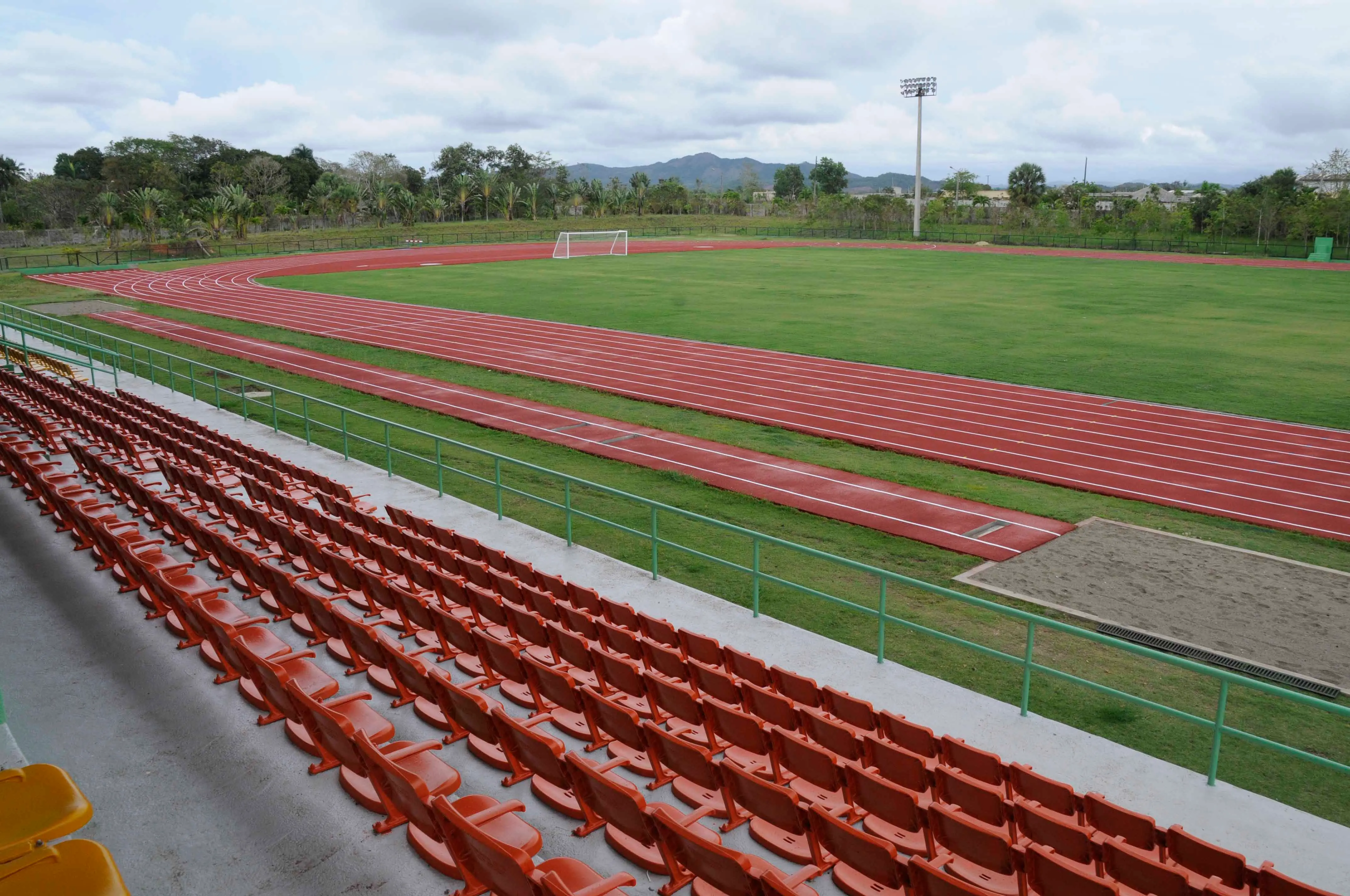 Así luce la nueva pista de atletismo de Bayaguana