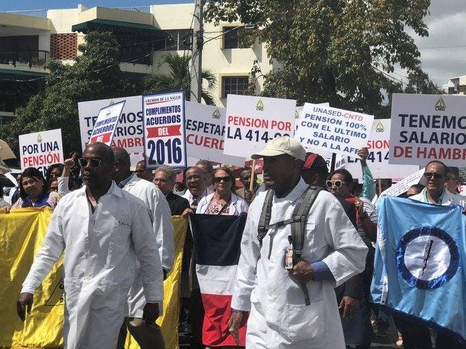 Médicos marchan hacia el Palacio Nacional por incumplimiento de acuerdos