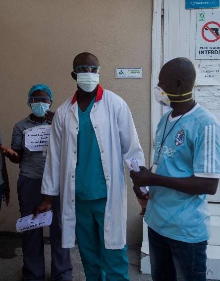 La diáspora haitiana ofrece médicos, enfermeras e ideas para enfrentar COVID-19