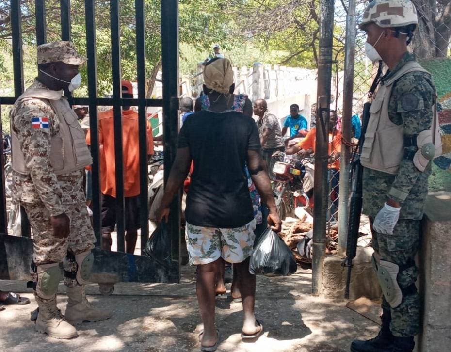 Más 4 mil haitianos se van  RD  tras perder empleos por virus