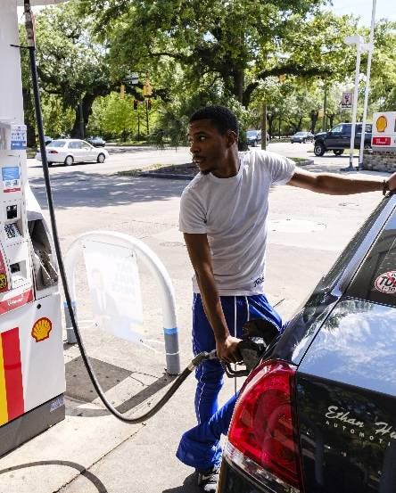 Mobile (United States), 20/04/2020.- Matthew Gibbs fills up his car at a Shell station in Mobile, Alabama, USA, 20 April 2020. US crude oil futures plummet to minus 37.63 US dollars a barrel, the lowest price in history. (Estados Unidos) EFE/EPA/DAN ANDERSON