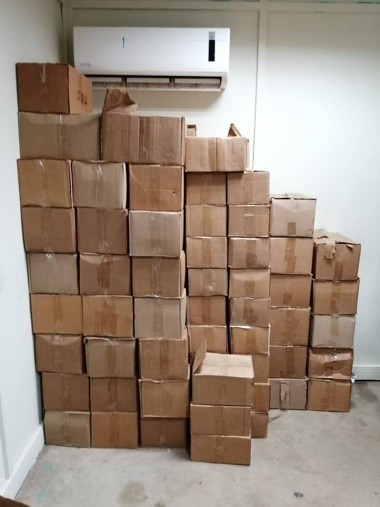 Ocupan decenas de cajas con miles de botellas de ron adulterado en casa de Pastor de Bella Vista