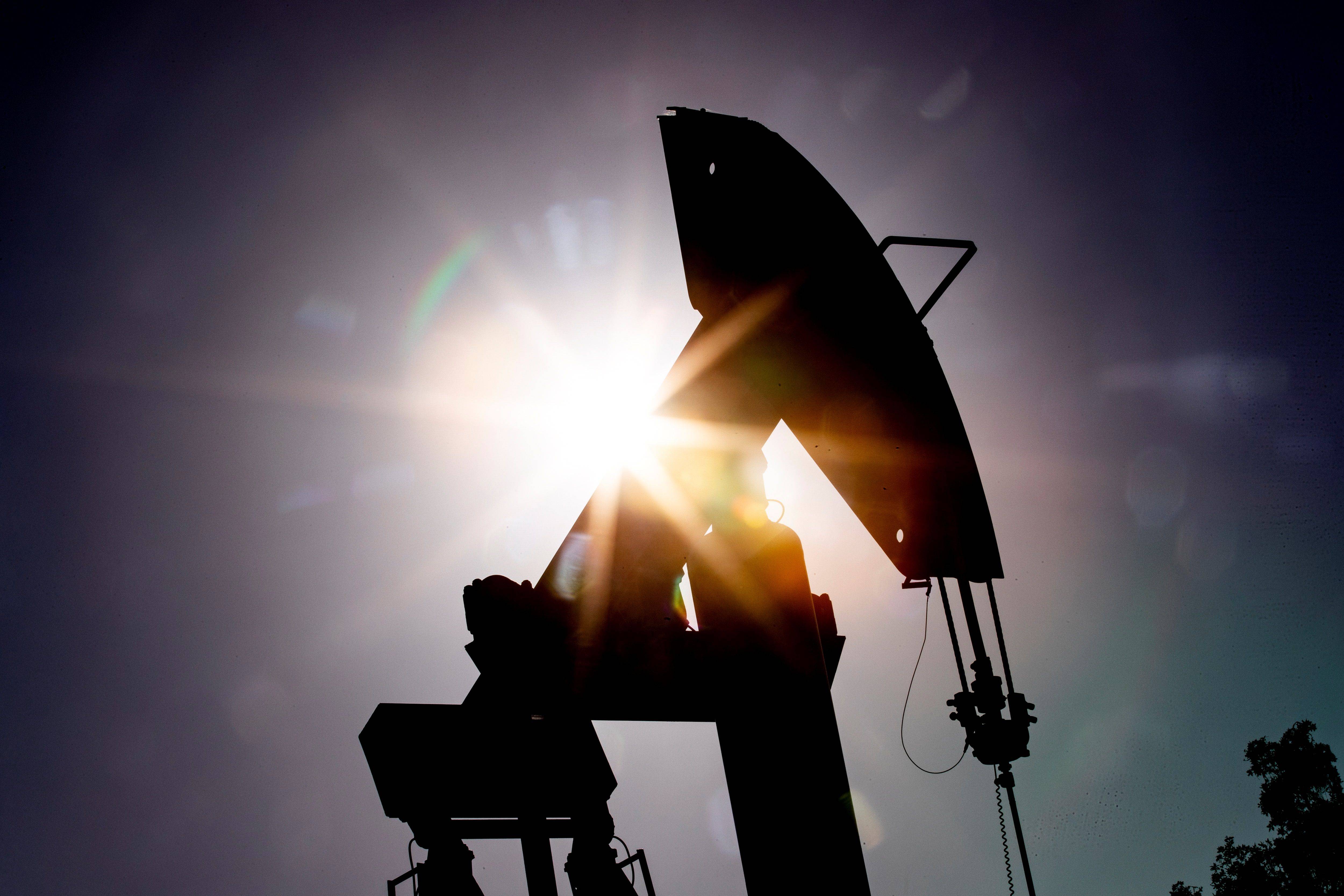 Petróleo de Texas baja un 3.4% en una jornada volátil
