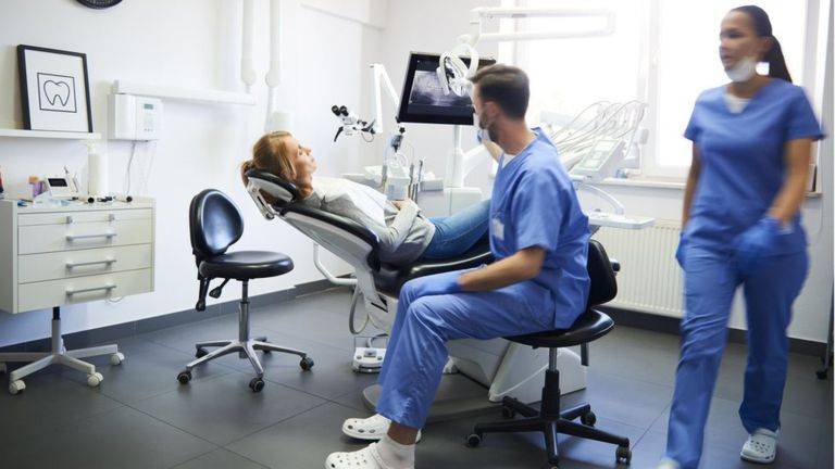 Los dentistas e higienistas dentales corren el riesgo de contagio. 