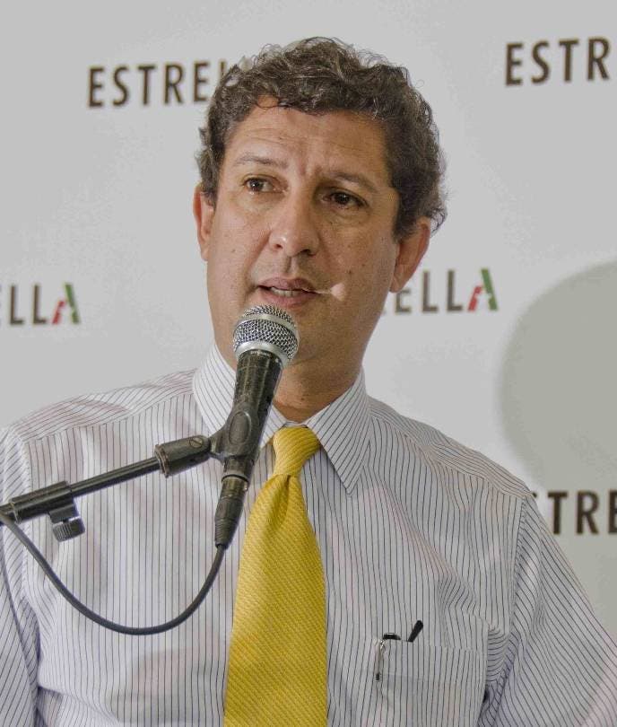 Ell Ing. Manuel Estrella se dirige a los empleados del Grupo.Hoy/Fuente Externa 2/5/12