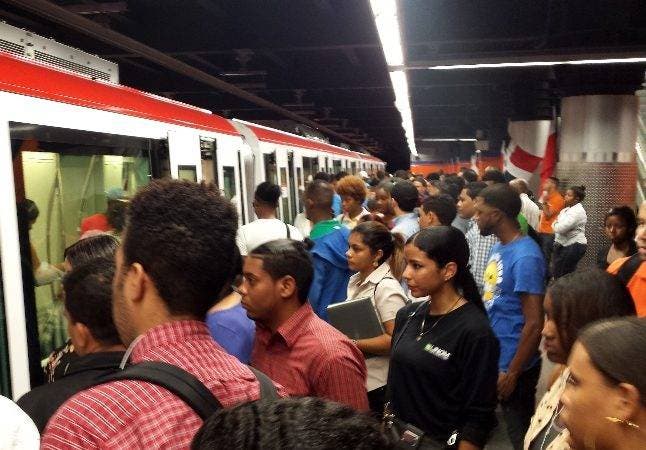 Recorrido por las diferentes parada del metro de santo domingo en la famosa hora pico mirando un masivo de pasajeros que usan el metro de Santo Domingo en la línea uno y la dos en foto : los pasajeros del metro HOY Duany Nuñez 14-8-2019