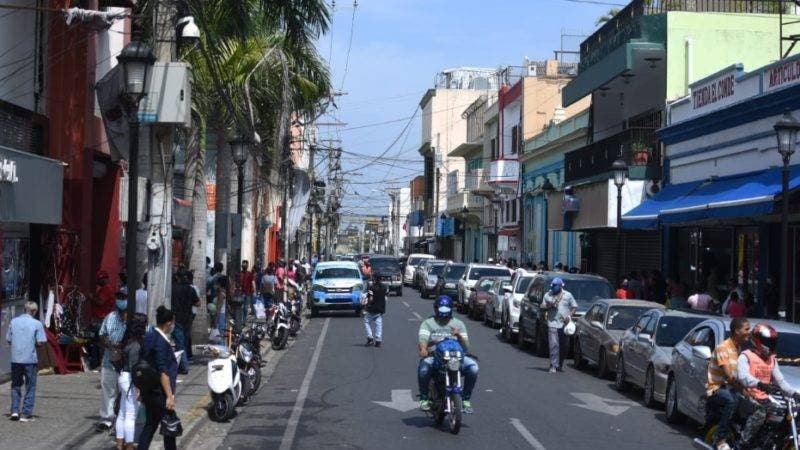 SANTIAGO.- La reapertura escalonada de la economía inició este miércoles en esta
ciudad, con la presencia de cientos de personas que acudieron desde temprano a los
diferentes establecimientos comerciales que, en su mayoría, estuvieron cerrados
durante la cuarentana por el coronavirus en el país.Fuente Externa/20/05/2020.