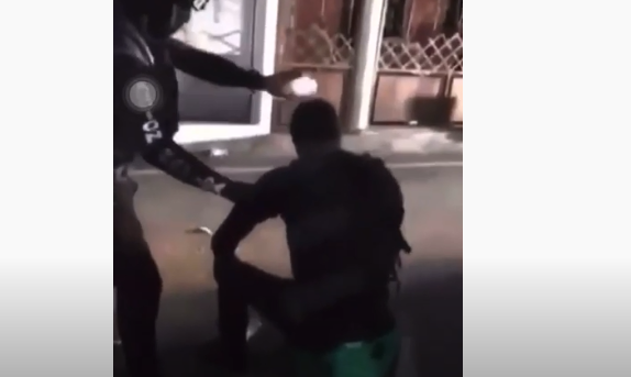 Video: Vea cómo agreden a un policía en pleno toque de queda