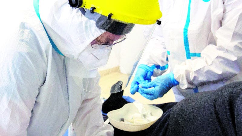 Keszthely (Hungary), 14/05/2020.- A medical specialist wearing a protective suit takes a blood sample from a man for a coronavirus test amid the ongoing coronavirus COVID-19 pandemic in a hospital in Keszthely, Hungary, 14 May 2020. Four Hungarian medical training schools have begun the screening of some 18,000 people as a representative statistical sample to get exact figures concerning the spread of the pandemic COVID-19 disease caused by the SARS-CoV-2 coronavirus in Hungary. (Hungría) EFE/EPA/GYORGY VARGA HANDOUT EDITORIAL USE ONLY/NO SALES