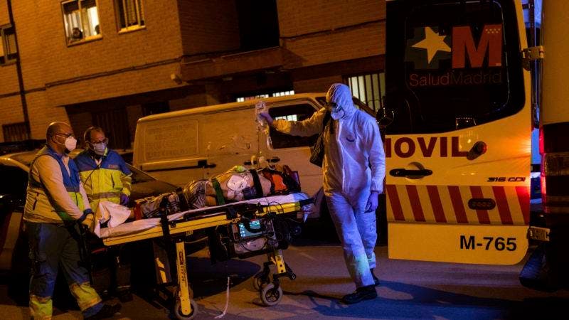 En esta imagen, tomada el 7 de mayo de 2020, miembros de la unidad UVI-6 del Servicio de Urgencias de Madrid (SUMMA) trasladan a un paciente durante el brote de coronavirus, en Madrid. Tras ayudar a frenar una de las curvas de contagio más pronunciadas de Europa en la pandemia, los exhaustos trabajadores de ambulancia de Madrid temen que un rebrote de las infecciones pueda significar otro periodo de actividad frenética para los que trabajan en primera línea. AP