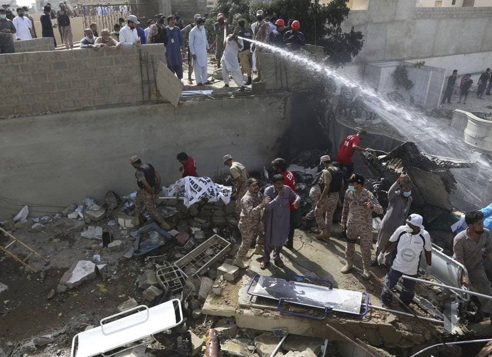 VIDEO: Más de 100 muertos al caer avión de pasajeros en Pakistán