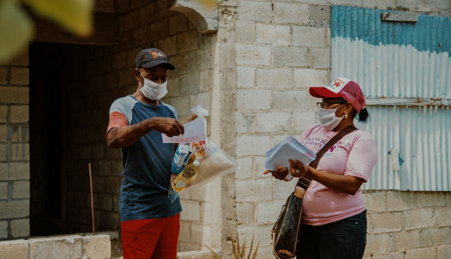 Cristina Lizardo entrega raciones alimenticias en Boca Chica