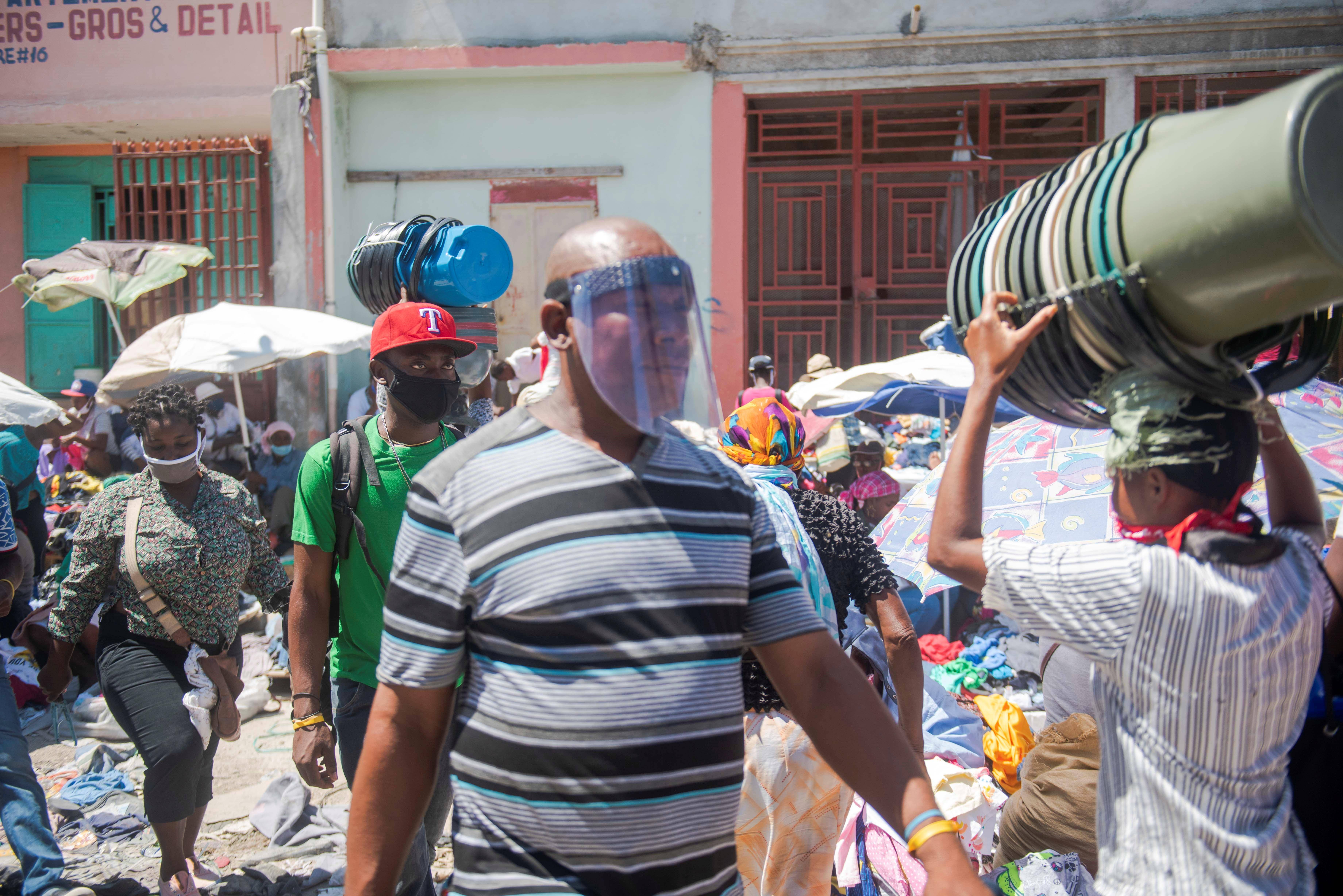 Confusión con las mascarillas en el primer día que son obligatorias en Haití
