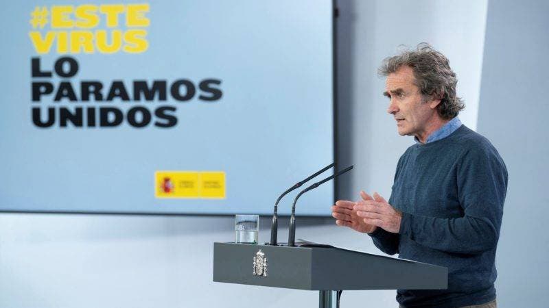 El director del Centro de Alertas y Emergencias Sanitarias del Ministerio de Sanidad, Fernando Simón, durante la rueda de prensa ofrecida hoy martes en el Palacio de la Moncloa, en Madrid. EFE