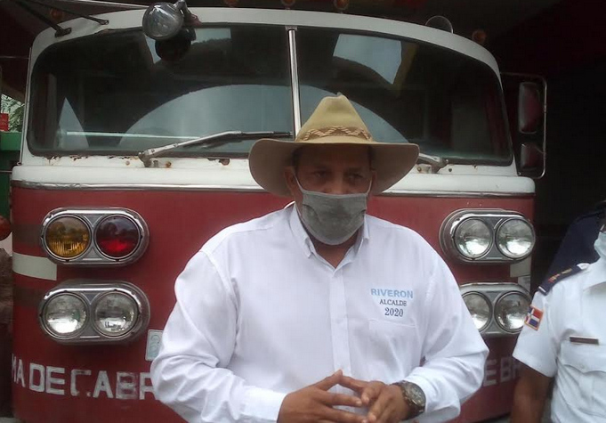 Alcalde de Dajabón Santiago Riverón entrega camión de bomberos