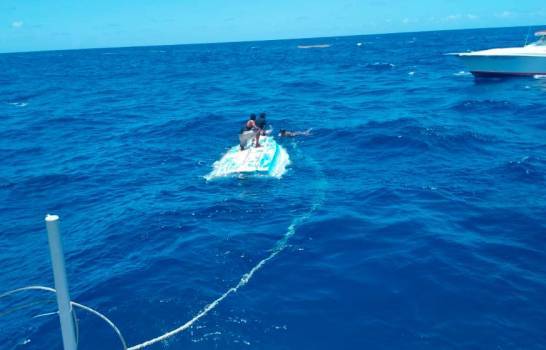 La «yola» navegaba sin luces en costa de Puerto Rico, pero fue detectada