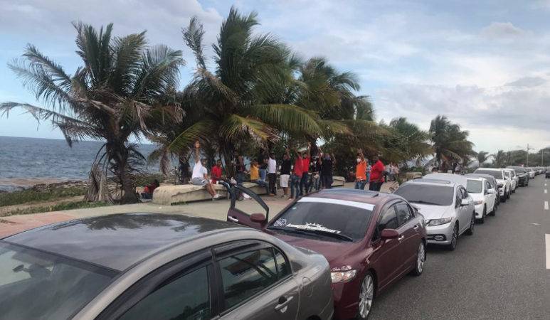 Personas en el Malecón 2