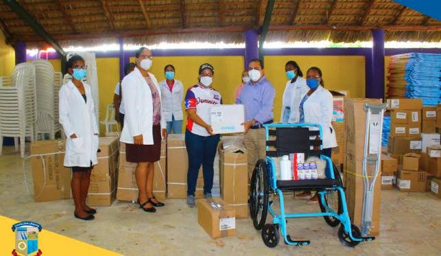 Movimiento Textileros con Gonzalo entrega mascarillas y medicamentos en Yaguate