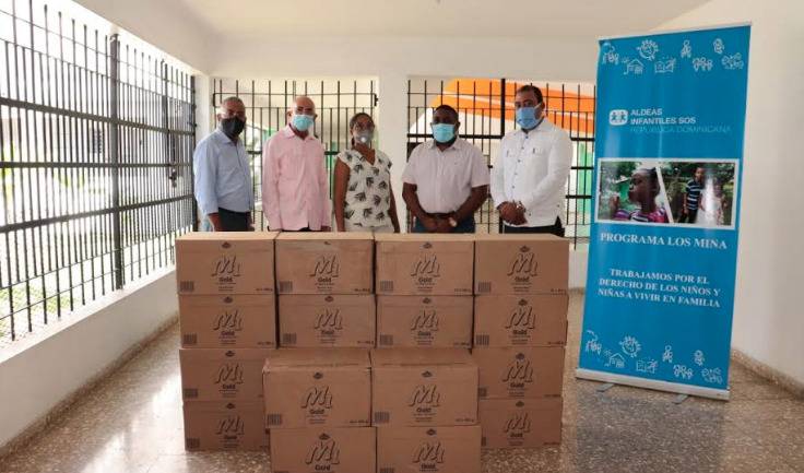 CNCP entrega cajas con leche a niños de aldeas infantiles