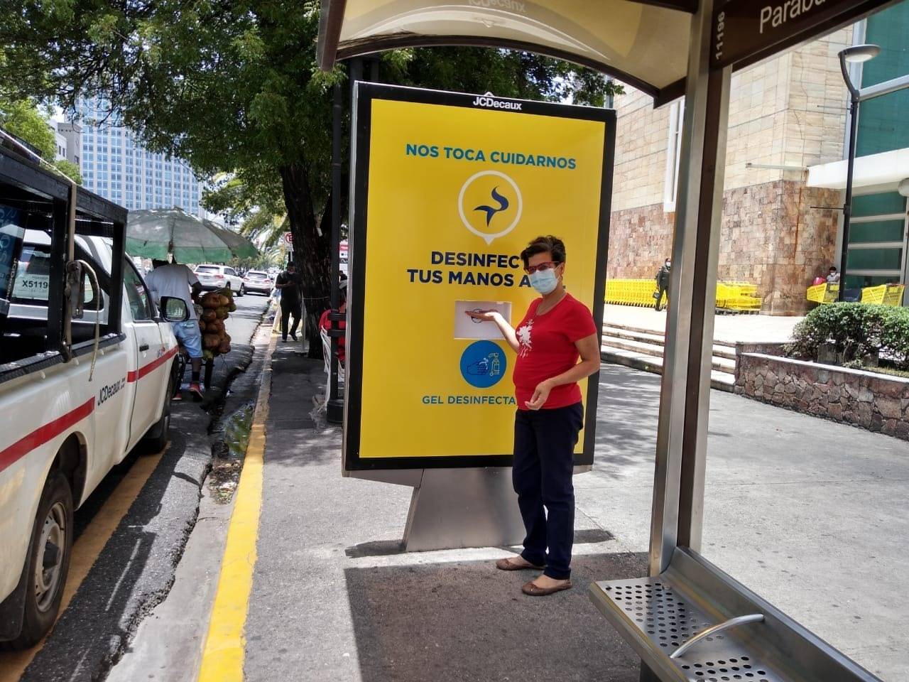 Sirena coloca dispensadores de desinfectante en paradas de autobuses