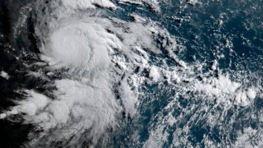 Douglas se convierte en el primer huracán de la temporada