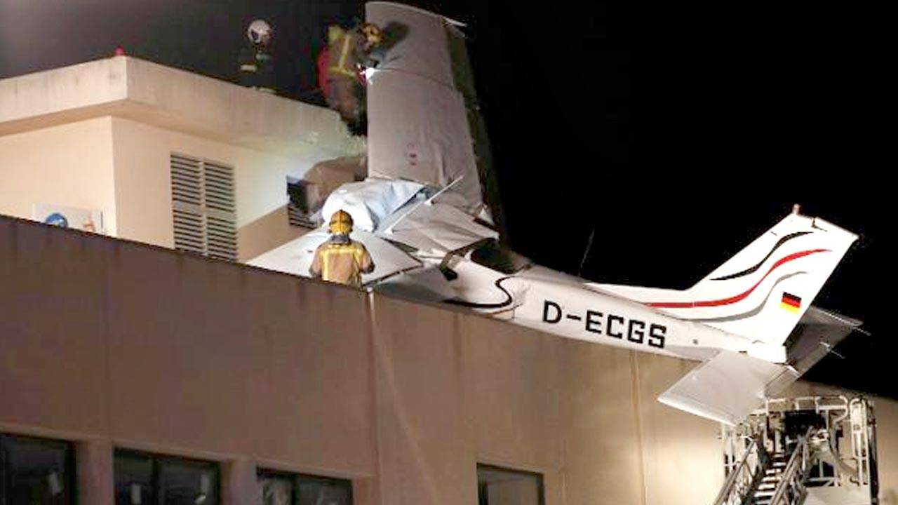 Mueren dos personas tras avioneta estrellarse contra edificio