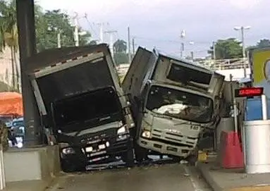 Videos: Camiones quedan atascados tras intentar entrar al mismo carril de peaje