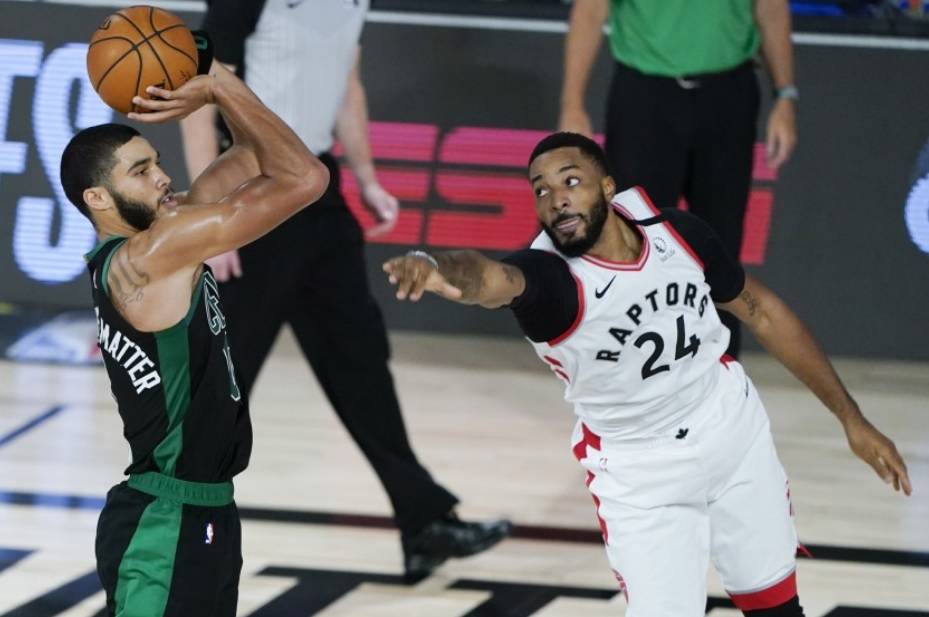 Celtics ponen en aprietos a Raptors y ganan 1er juego