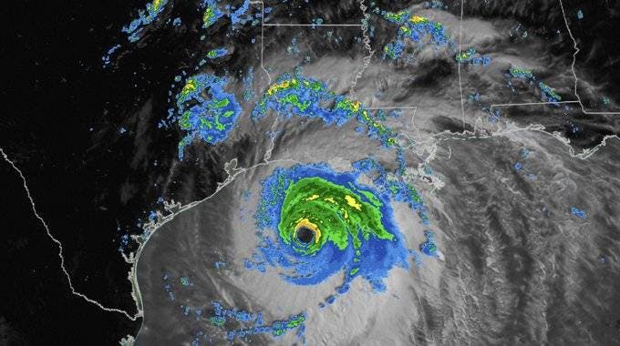 Huracán Laura se fortalece aún más antes de tocar el sur de EEUU