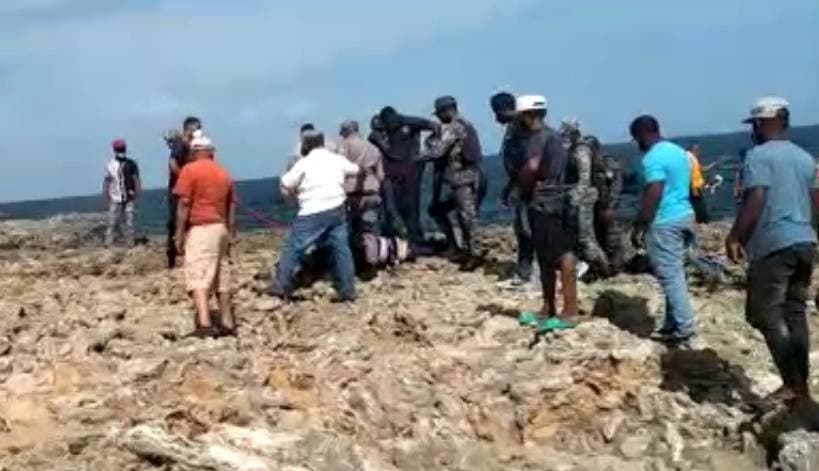 Video: Sacan cadáver del mar Caribe en inmediaciones de la 30 de Mayo