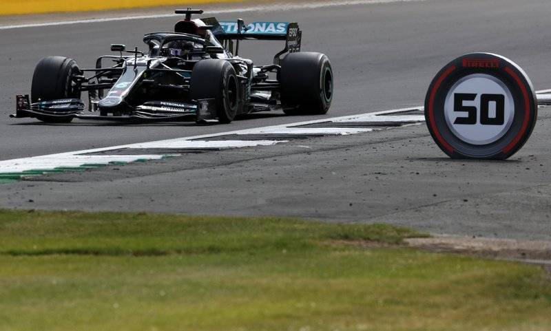 Con neumático destrozado, Lewis Hamilton gana el Gran Premio Británico