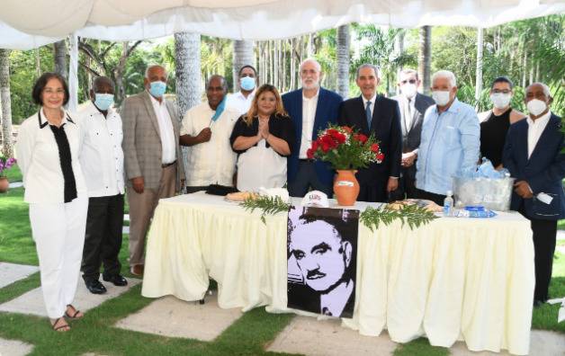 Depositan ofrenda en tumba padre de presidente Luis Abinader