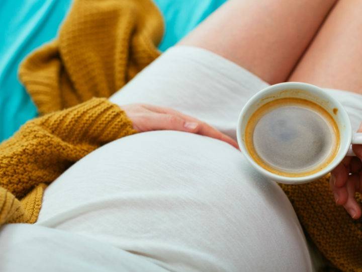 Estudio alerta de que no hay dosis mínima de cafeína segura en embarazadas