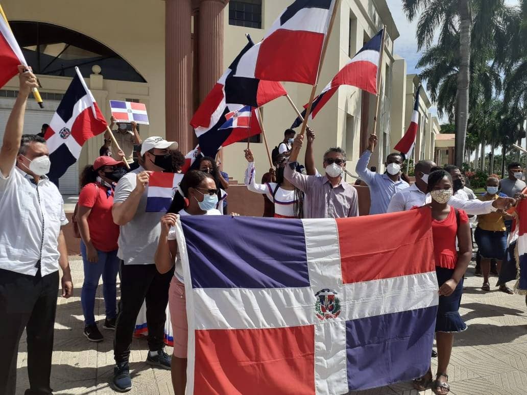 Escasa participación en protestas por bandera LGBT frente a Palacio Nacional